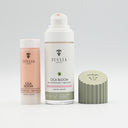 Naturalny krem rewitalizująco - regenerujący Cica Bloom marki Tuulia w szklanej butelce 30ml z pompką airless, po lewej stronie stoi wkład (refill) 30ml, po prawej stronie stoi zielona autorska nakrętka.