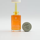 Serum wiecznej młodości Divine Touch marki Tuulia w szklanej butelce 30ml, odkręcone, z wysuniętą pipetą. Obok leży autorska zielona nakrętka z widocznym logo Tuulia.