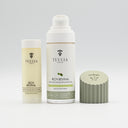 Naturalna odżywcza emulsja dla suchej skóry Rich Revival marki Tuulia w szklanej butelce 30ml z pompką airless, po lewej stronie stoi wkład (refill) 30ml, po prawej stronie stoi zielona autorska nakrętka.