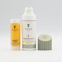 Naturalny krem nawilżająco - kojący Marigold Glow marki Tuulia w szklanej butelce 30ml z pompką airless, po lewej stronie stoi wkład (refill) 30ml, po prawej stronie stoi zielona autorska nakrętka.